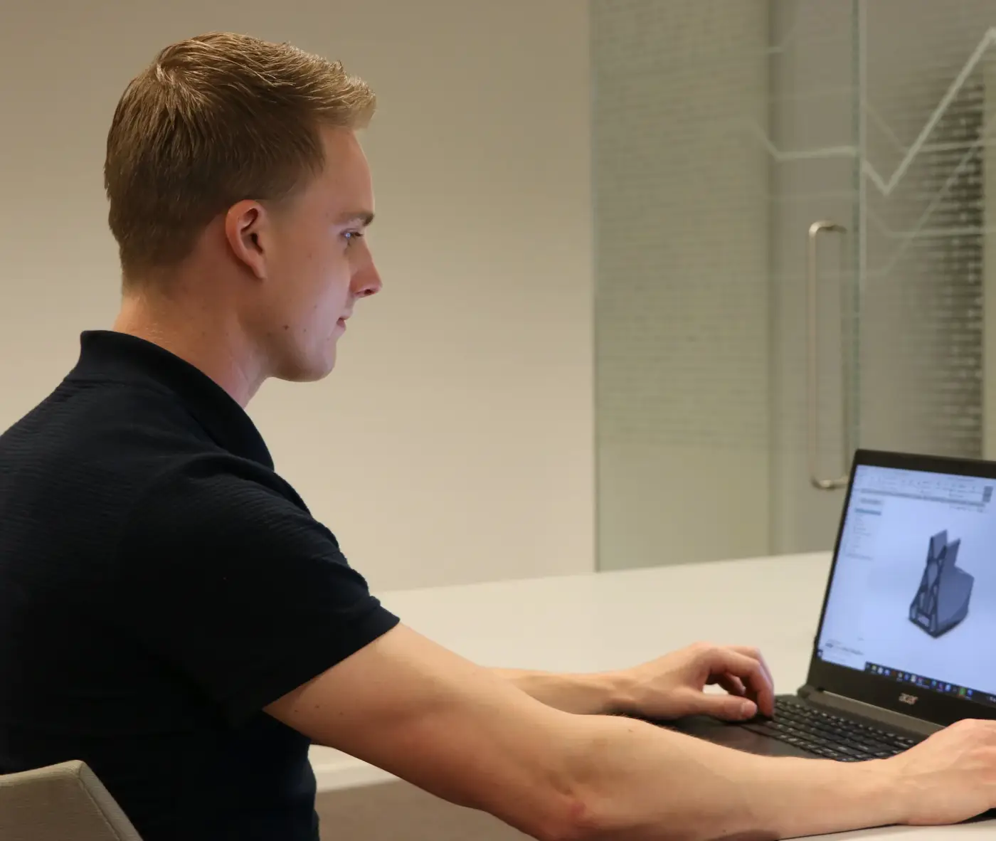 Rowan van 3D4U aan het werk aan een 3D-ontwerp